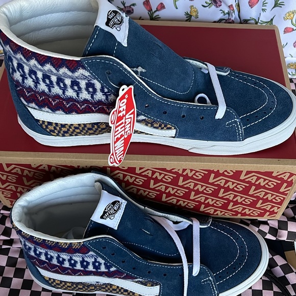 Vans Men’s Sk8-Hi
Fair Isle Blue/Multi
VN0A7Q5NBER
Sneakers - Picture 3 of 16